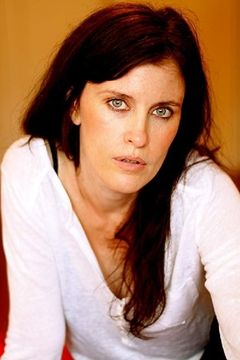 Eleanor Hutchins interpreta Simone