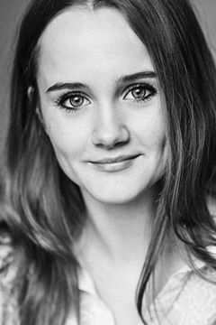Jennie Eggleton interpreta Young Wife (Station)