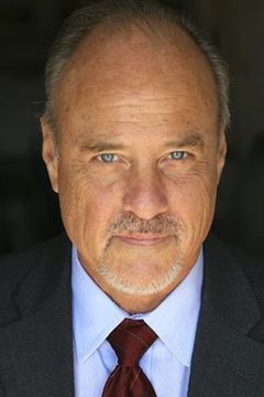 Elliott Grey interpreta FBI Assistant Director