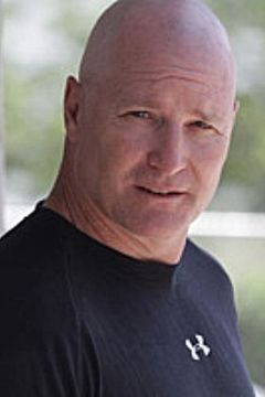 Randy Hall interpreta Windbreakered Agent
