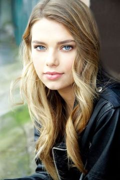 Indiana Evans interpreta Isabel