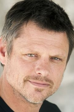 Malcolm Kennard interpreta Barry