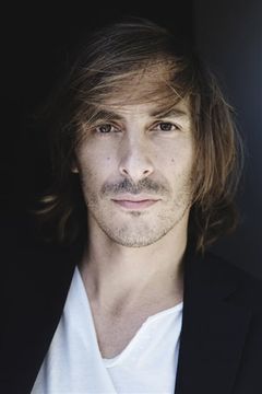 Thomas Scimeca interpreta Victor