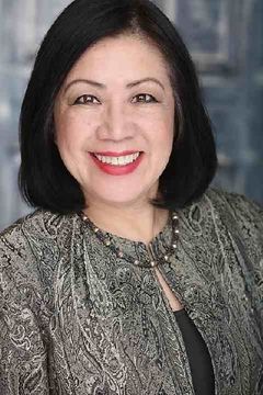 Karen Huie interpreta Additional Voices (voice)