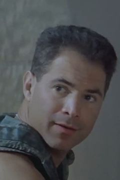 Steve Giannelli interpreta Jules
