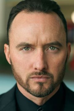 Matty Ferraro interpreta Agent Janssen