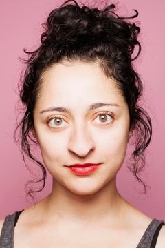 Mitra Jouhari interpreta Yazmin