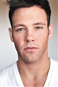 Taylor Frey interpreta Don Hagarty