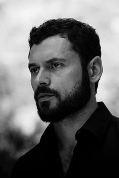 Adan Canto interpreta Roberto da Costa / Sunspot