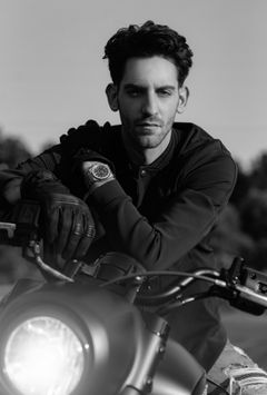 Noah Bain Garret interpreta Abe Telvi