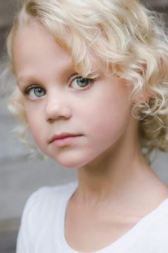 Elle Graham interpreta Paige