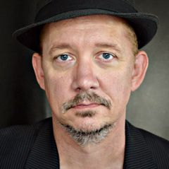 Tom Wood interpreta Deputy Marshal Noah Newman