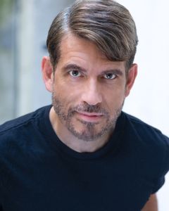 Preston Fritz Smith interpreta Foster Father (uncredited)