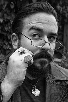Jason Marnocha interpreta Thomas Astruc