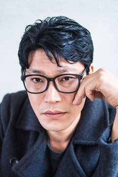 Choi Gwi-hwa interpreta Civvies leader