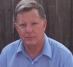 Barry Hickey interpreta John