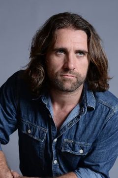 Marc Velasco interpreta Worker 1