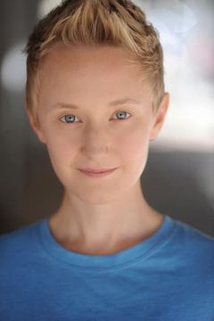 Em Grosland interpreta Wedding Waitress