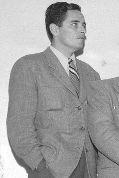 Ring Lardner, Jr. interpreta Self (Hollywood Ten, arrives, behind Biberman) (archive footage) (uncredited)