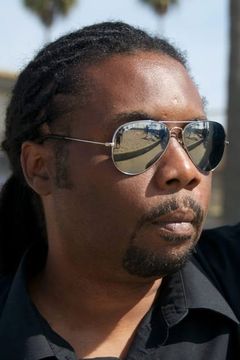 Dwayne Alexander Smith interpreta Dwayne