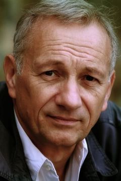 François Caron interpreta Paul Issautier