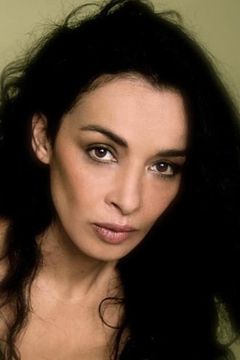 Nozha Khouadra interpreta Mrs. Zerbino