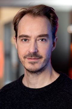 Jonas Karlsson interpreta Mathias Lund-Helgesen