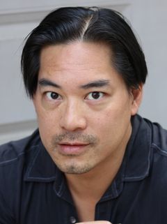 Kevin Chew interpreta Gwai Announcer
