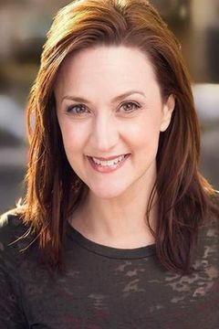 Amy McFadden interpreta Mom