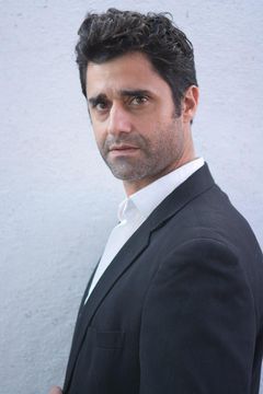 Bernardo Peña interpreta Lt. Brand