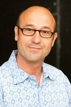 Michael Caruana interpreta Officer #1