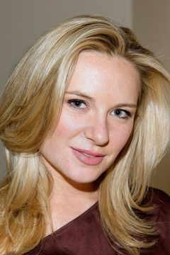 Lee-Anne Summers interpreta Hostess (uncredited)