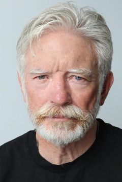 Peter Hayden interpreta Dr. Sumpton