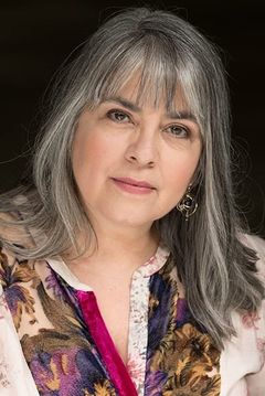 Norma Alvarez interpreta Cafeteria Worker