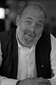 O'Neal Compton interpreta Irv Danziger