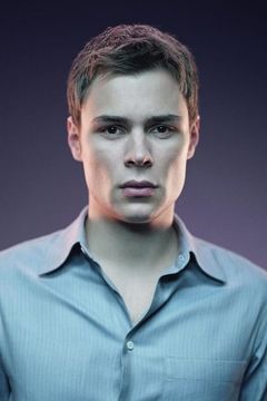 Patrick John Flueger interpreta Adam Ruzek