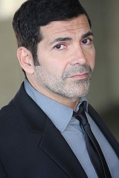 Johnny Ray Rodríguez interpreta Magnus Kane