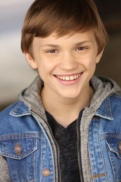 Mason McNulty interpreta Additional Voices (voice)