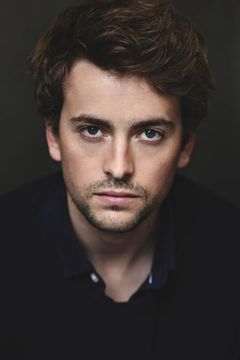 Tom England interpreta Theo (Teen)