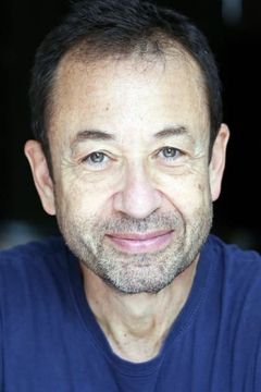 Jean-Christophe Clément interpreta Policeman in hospital hallway