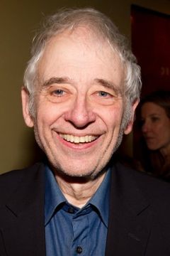 Austin Pendleton interpreta Hotel Clerk