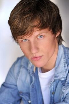 Connor Weil interpreta Luellyn