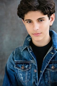 Matthew Kosto interpreta Shark Bite Boy (uncredited)