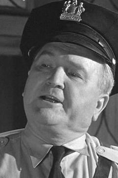 Charles Cane interpreta Policeman (uncredited)