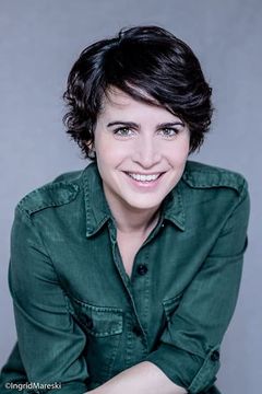 Anne-Laure Gruet interpreta The customs officer