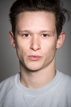 Joel Basman interpreta Charles Lacroix