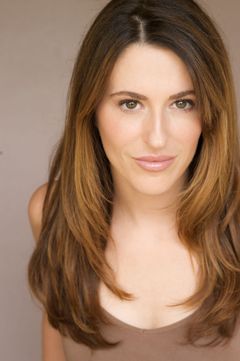 Ellie Newlands interpreta Additional Voices (voice)