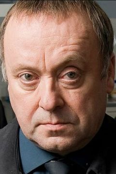 Alex Norton interpreta Prosecuting Lawyer