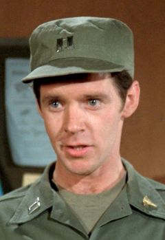 James Canning interpreta Dick Baxter