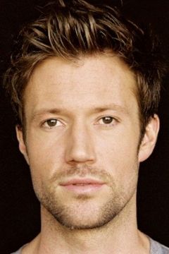 Michael Finn interpreta Airport Pilot (uncredited)